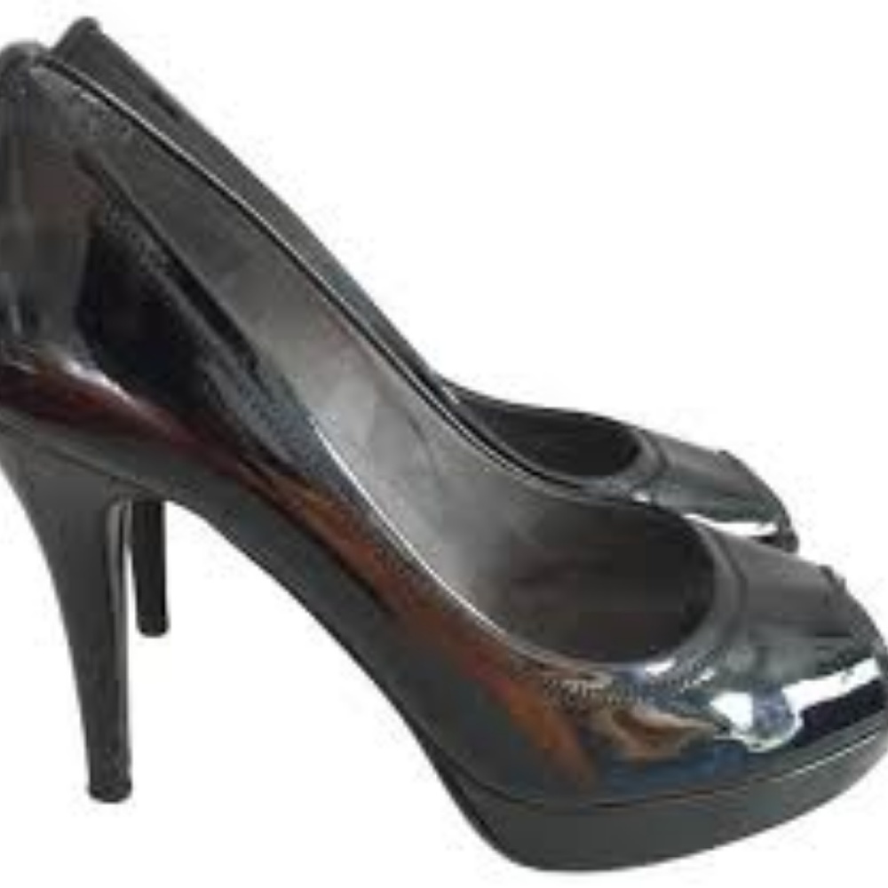 Stuart Weitzman  size 7 black patent leather pumps